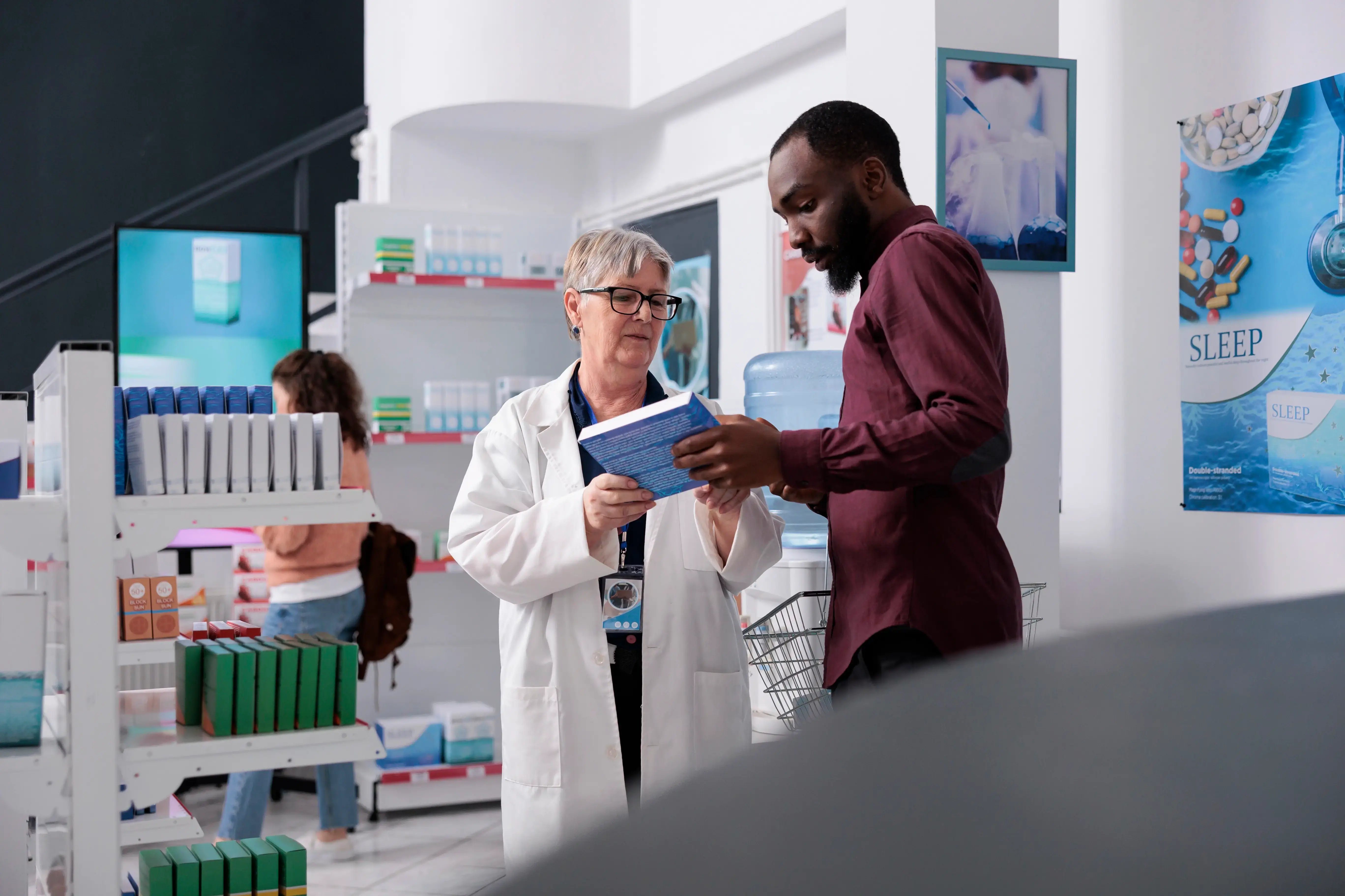 pharmacist-talking-to-a-patient (1)